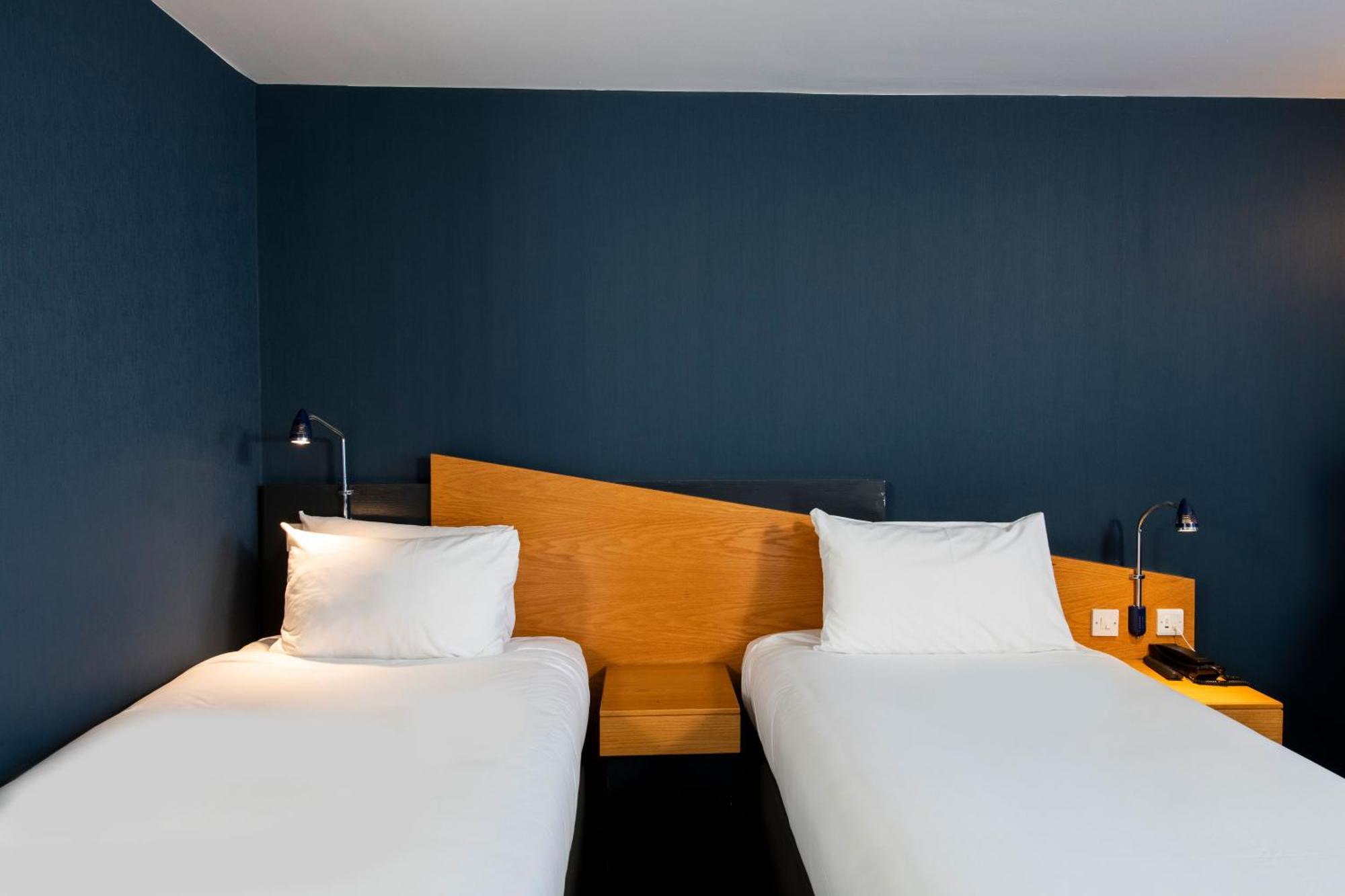 Holiday Inn Express Taunton East By Ihg Bagian luar foto