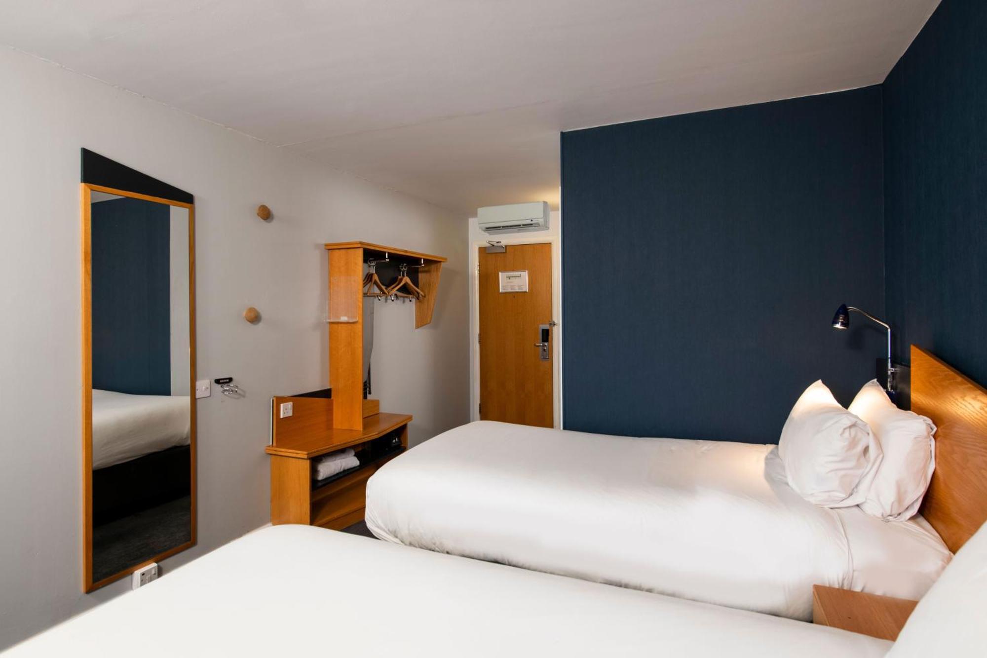 Holiday Inn Express Taunton East By Ihg Bagian luar foto