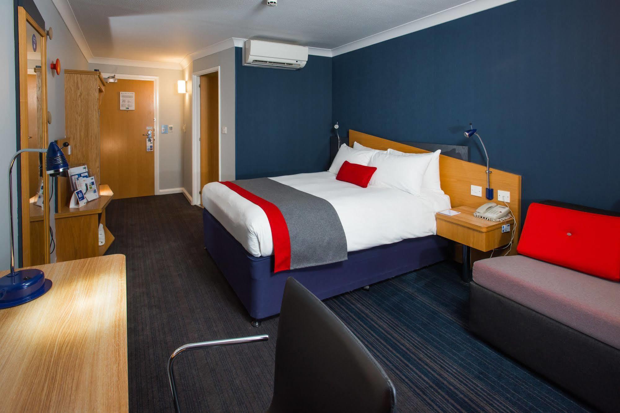 Holiday Inn Express Taunton East By Ihg Bagian luar foto